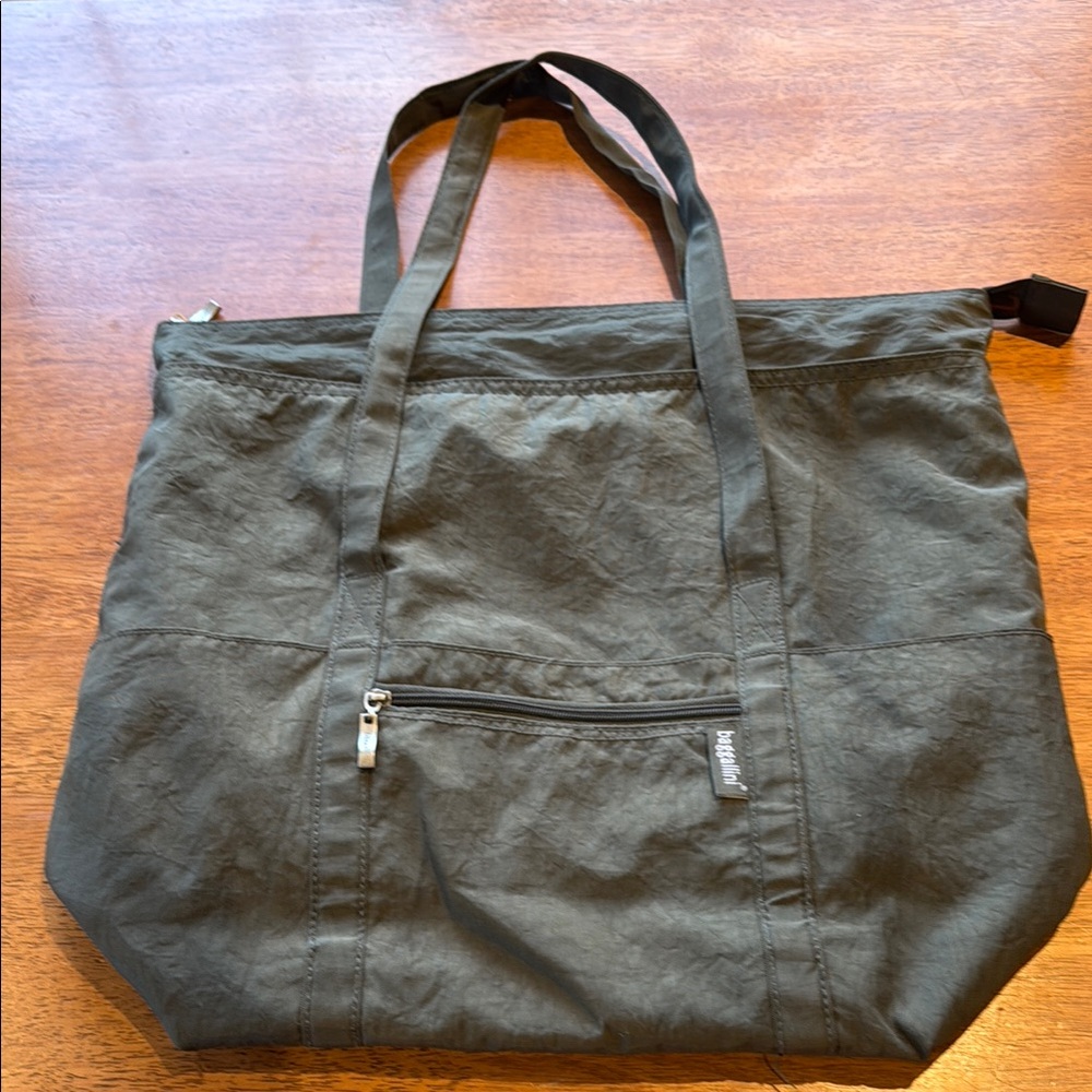 Baggallini khaki tote, very good condition.